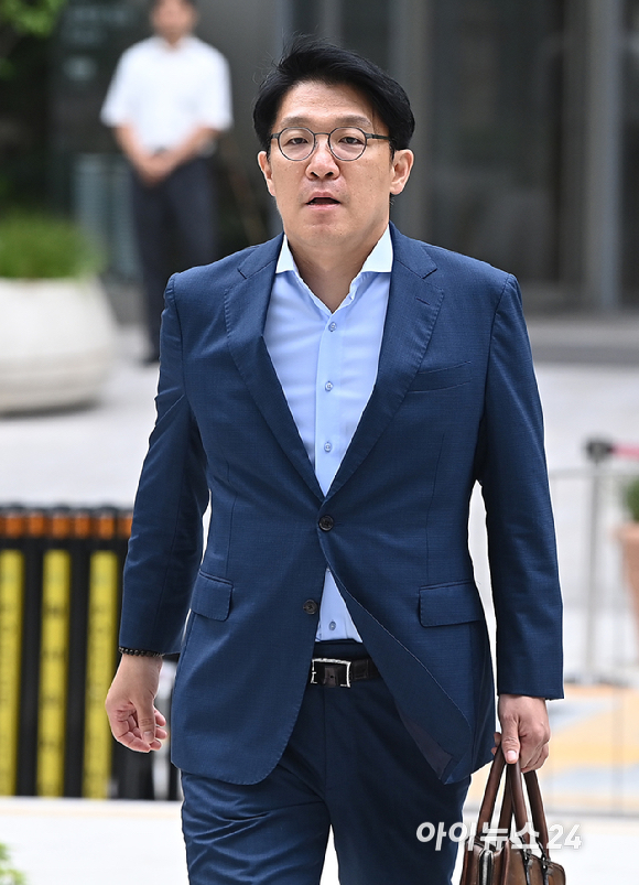 '공천개입 의혹' 김상민 전 부장검사가 9일 오전 서울 종로구에 마련된 김건희 특검팀(특별검사 민중기) 사무실로 조사를 받기 위해 출석하고 있다. [사진=곽영래 기자]