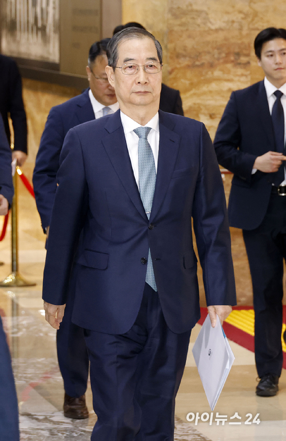 한덕수 대통령 권한대행 국무총리가 24일 서울 여의도 국회 본회의에서 추가경정예산안 시정연설을 하기 위해 입장하고 있다. [사진=곽영래 기자]