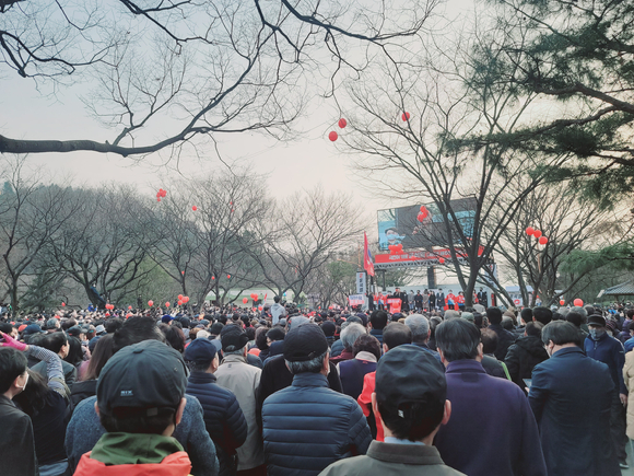 대구시민들이 4일 달서구 두류공원에서 윤석열 국민의힘 대선후보의 유세를 지켜보고 있다. 국민의힘 대구시당은 이날 모인 시민의 수를 약 5만명으로 추산했다. [사진=정호영 기자]