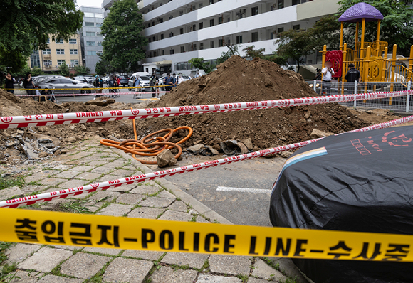 서울 강남구 대치동 은마아파트 공사 현장에서 작업자 2명이 매몰되는 사고가 발생한 가운데, 심정지 상태로 병원에 이송된 60대 작업자가 결국 사망했다. 사진은 사건 현장. [사진=연합뉴스]