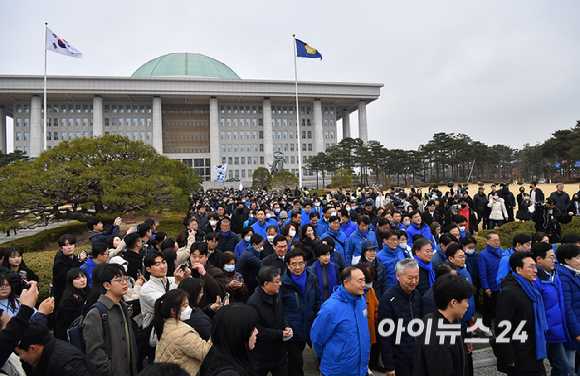 윤석열 대통령 파면 촉구 도보행진에 참가한 더불어민주당 의원들이 12일 서울 여의도 국회에서 광화문을 향해 출발하고 있다. [사진=곽영래 기자]