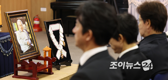 27일 오전 서울 송파구 서울아산병원 장례식장에서 배우 故 이순재의 발인식이 엄수되고 있다. [사진=곽영래 기자]