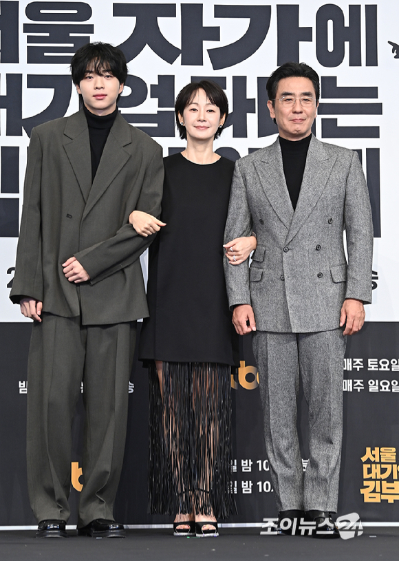 배우 차강윤, 명세빈, 류승룡이 22일 오후 서울 구로구 신도림 더 링크 호텔에서 열린 JTBC 토일드라마 '서울 자가에 대기업 다니는 김 부장 이야기' 제작발표회에서 포토타임을 갖고 있다. [사진=곽영래 기자]