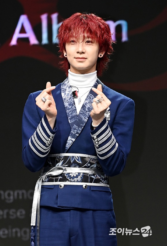 그룹 앰퍼샌드원(AMPERS&ONE) 카이렐이 8일 서울 용산구 노들섬 라이브하우스에서 열린 미니 4집 '데피니션'(DEFINITION) 발매 기념 쇼케이스에서 포토타임을 갖고 있다. [사진=곽영래 기자]