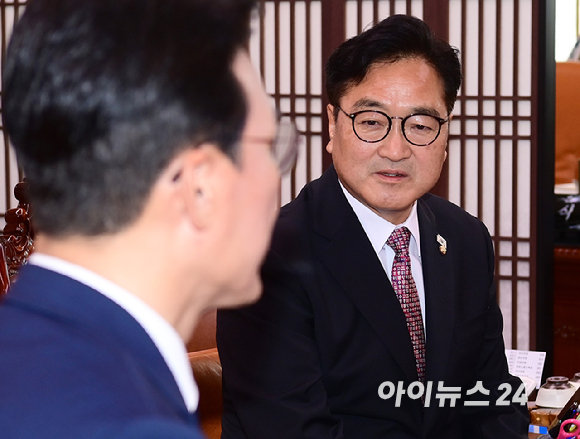 우원식 국회의장이 4일 서울 여의도 국회의장실을 예방한 김민석 국무총리 악수하고 있다. [사진=정소희 기자]