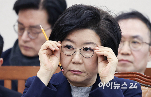 이혜훈 기획예산처 장관 후보자가 23일 오전 서울 여의도 국회 재정경제기획위원회에서 열린 인사청문회에서 질의를 경청하고 있다. [사진=곽영래 기자]