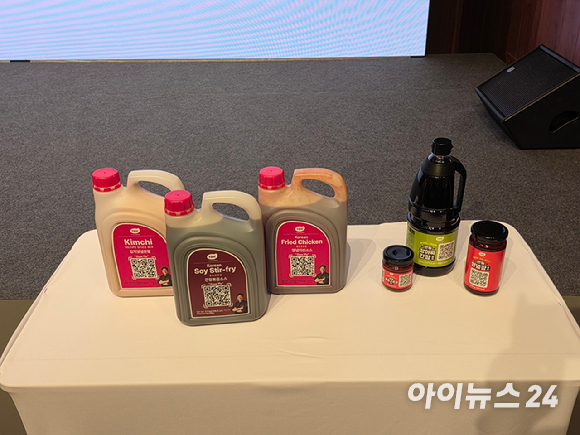 백종원 더본코리아 대표가 3일 서울신라호텔 영빈관에서 열린 'TBK(더본코리아) 글로벌 B2B 소스' 론칭 시연회에서 자사 글로벌 전략을 설명하고 있다. [사진=전다윗 기자]