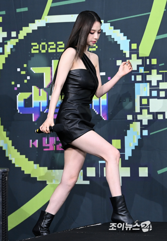 그룹 에스파 카리나가 16일 오후 서울 송파구 잠실학생체육관에서 열린 2022 KBS 가요대축제 레드카펫에서 포즈를 취하고 있다. [사진=김성진 기자]