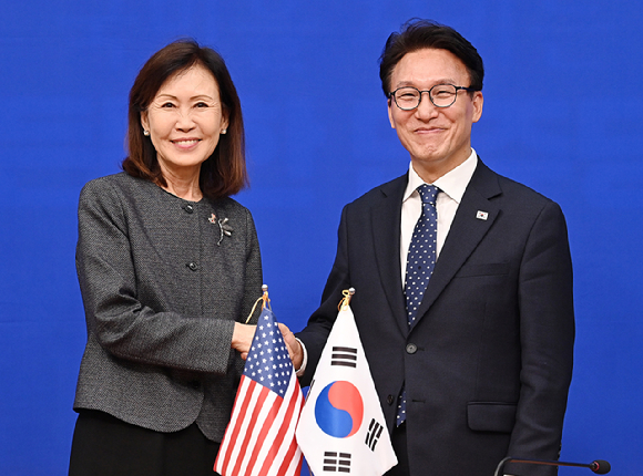 김민석 더불어민주당 당대표가 15일 서울 여의도 국회에서 미셸 스틸 주한미국대사를 접견해 기념촬영을 하고 있다. [사진=곽영래 기자]