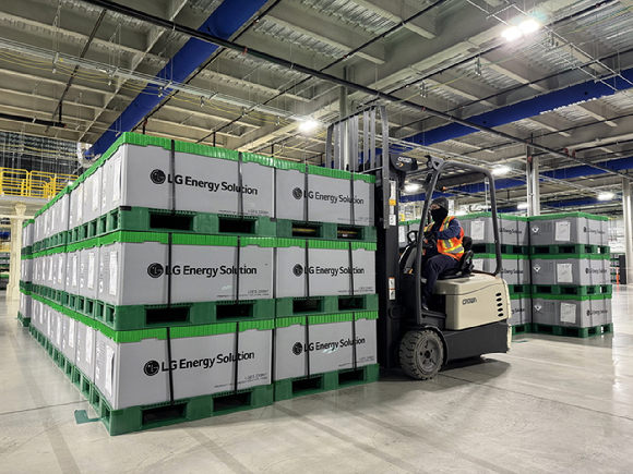 5일(현지시간) 캐나다 온타리오주 윈저시에서 열린 LG에너지솔루션 캐나다 단독 공장 '넥스트스타 에너지' 준공식 기념사진. [사진=LG에너지솔루션]