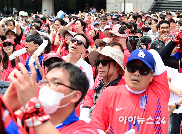 2026 북중미 월드컵 조별리그 A조 2차전 대한민국 대 멕시코의 경기가 0-1 한국의 패배로 끝났다. 19일 서울 종로구 광화문광장에 거리응원을 나선 시민들이 모습들. [사진=정소희 기자]