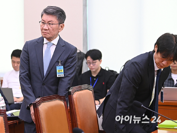 정몽규 전 대한축구협회장과 홍명보 전 축구대표팀 감독이 30일 국회 문화체육관광위원회에서 열린 대한축구협회 현안 관련 청문회에 출석하고 있다. [사진=곽영래 기자]