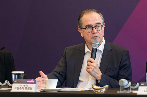 프랑수아 프로보(Fran&ccedil;ois Provost) 르노그룹 회장이 지난 3일 서울 서초구 JW 메리어트 호텔에서 기자들의 질문에 답하고 있다. [사진=한국자동차기자협회]