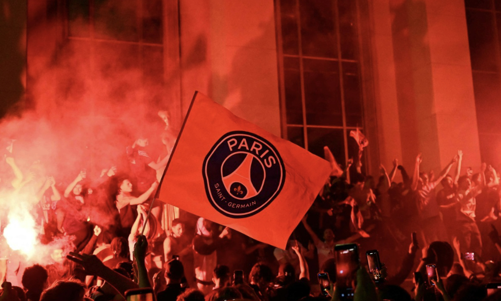 파리 생제르맹(PSG) 팬들이 챔피언스리그(UCL) 우승을 자축하고 있다. [사진=AFP/연합뉴스]