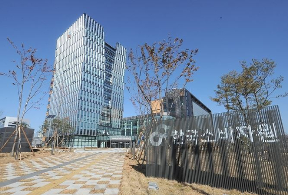 가정의 달인 5월을 앞둔 가운데 "가족사진을 무료로 찍어주겠다"고 현혹한 뒤 고가의 파일 제공 등 비용을 청구하는 사례가 속출해 주의가 요구된다. [사진=챗GPT]