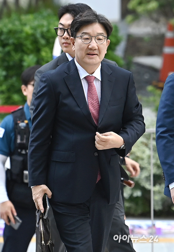 권성동 국민의힘 의원이 27일 오전 서울 종로구에 마련된 김건희 특검팀(특별검사 민중기) 사무실로 통일교 부정 청탁 의혹 관련 조사를 받기 위해 출석하고 있다. [사진=곽영래 기자]