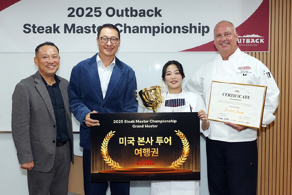 아웃백 '스테이크 마스터 챔피언십'에서 최종 우승 기념 사진 촬영을 하고 있는 모습. (왼쪽부터)이훈종 다이닝브랜즈그룹 부사장, 송호섭 대표, 장소희 셰프, 에프렘 커틀러(Efrem Cutler) 아웃백 총괄 셰프. [사진=다이닝브랜즈그룹 제공]