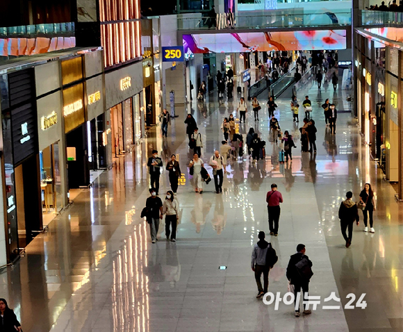 인천공항에서 여행객들이 이동하고 있는 모습. [사진=김태헌 기자]