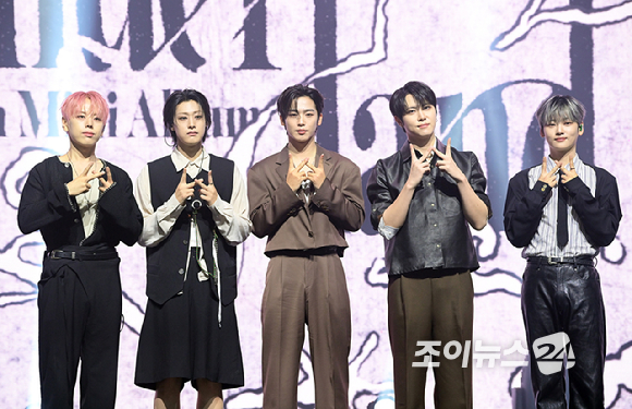 그룹 위아이가 29일 오후 서울 광진구 예스24라이브홀에서 열린 위아이(WEi) 여덟 번째 미니앨범 '원더랜드' 발매 기념 쇼케이스에 참석하고 있다. [사진=정소희 기자]