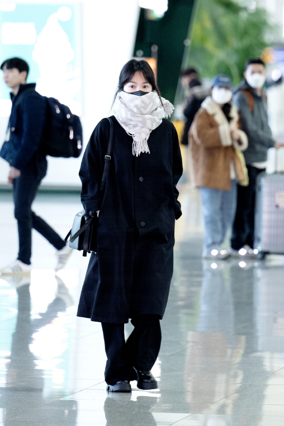 배우 송혜교가 19일 인천국제공항을 통해 밀라노로 출국하고 있다. [사진=펜디]