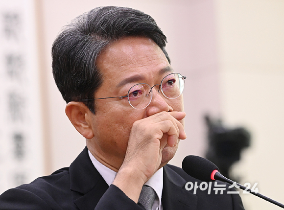 김승원 법무부 장관 후보자가 15일 서울 여의도 국회 법제사법위원회에서 열린 인사청문회에서 가족 관련 질의에 답변하고 있다. [사진=곽영래 기자]