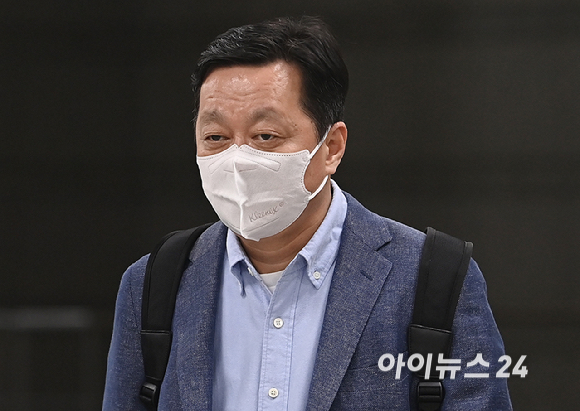 특정범죄 가중처벌 등에 관한 법률 위반(뇌물) 등에 혐의를 받는 정진상 전 더불어민주당 대표실 정무조정실장이 29일 오전 서울 서초구 서울중앙지방법원에서 열린 공판에 출석하고 있다. [사진=곽영래 기자]