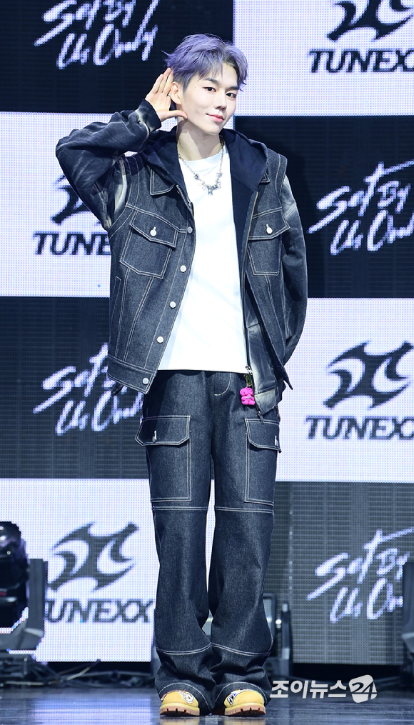 3일 오후 서울 광진구 광장동 예스24라이브홀에서 신인 보이그룹&nbsp;튜넥스(TUNEXX)&nbsp;첫 번째 미니 앨범 '셋 바이 어스 온리'(SET BY US ONLY) 발매 기념 쇼케이스가 열렸다.&nbsp;튜넥스 제온이 포토타임을 갖고 있다. [사진=정소희 기자]