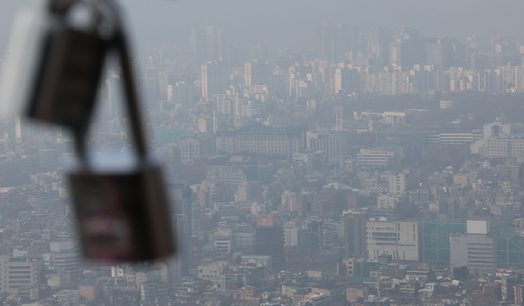 서울 초미세먼지 농도가 나쁨 수준을 보인 11일 오전 서울 남산공원에서 바라본 도심이 뿌옇다. 2024.01.11. [사진=뉴시스]