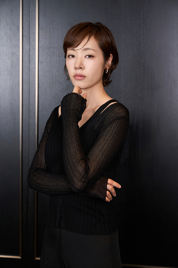 배우 공성하가 영화 '신사: 악귀의 속삭임' 인터뷰에 앞서 포즈를 취하고 있다. [사진=라이브러리컴퍼니]