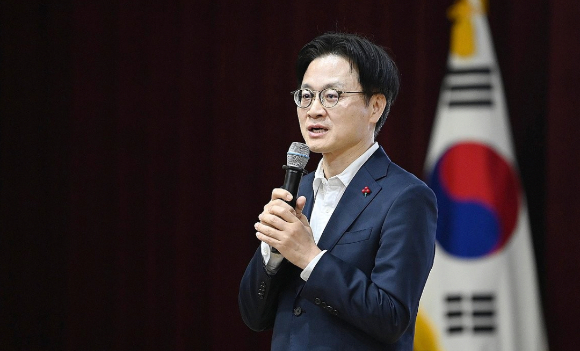 김정관 산업통상부 장관이 지난 25일 정부세종청사에서 열린 산업통상부 타운홀미팅에서 인사말을 하고 있다. [사진=연합뉴스]