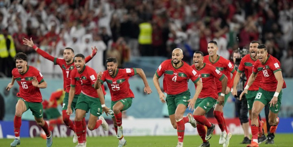 모로코 선수들이 7일(한국시간) 열린 2022 카타르월드컵 스페인과 16강전에서 승부차기 끝에 3-0 승리가 확정되자 환호하고 있다. [사진=뉴시스]