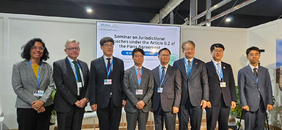 산림청이 아제르바이잔 바쿠에서 개최 중인 제29차 유엔기후변화협약(UNFCCC) 당사국총회에 참석해 '국외산림탄소축적증진사업'(REDD+) 투자 대상국을 중남미와 아프리카까지 확대했다. 사진은 산림청 대표단이 국외산림탄소권 확보를 위한 투자국 유치를 위해 현지에서 부대행사를 열고 기념 촬영에 임하고 있는 모습. [사진=산림청]