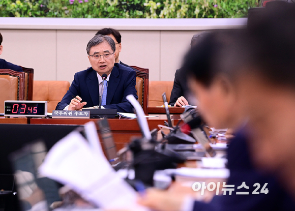 조현 외교부 장관 후보자가 17일 서울 여의도 국회 외교통일위원회에서 열린 인사청문회에서 의원 질의를 듣고 있다. [사진=정소희 기자]