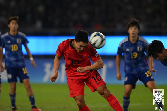 조영욱이 헤더를 하고 있다. [사진=대한축구협회(KFA)]