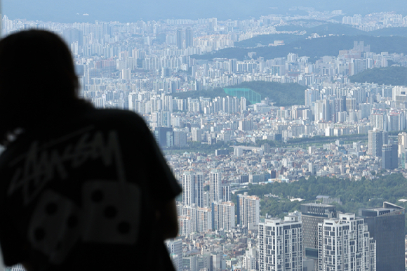 서울 송파구 롯데월드타워 전망대 서울스카이에서 바라본 서울 시내 아파트 모습. [사진=연합뉴스]