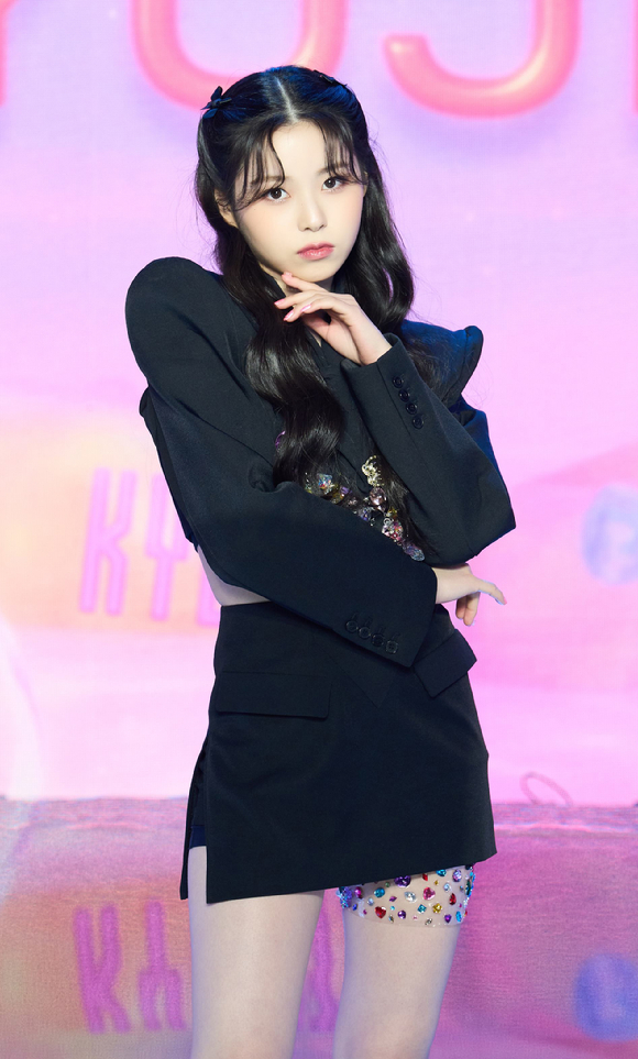 그룹 엔믹스가 1일 오후 온라인으로 진행된 NMIXX(엔믹스) 데뷔 싱글 'AD MARE' 발매기념 기자간담회에 참석해 포즈를 취하고 있다. [사진=JYP엔터테인먼트]