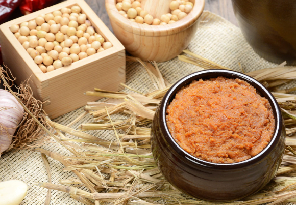 간장과 된장, 낫또 등 발효 콩으로 만든 식품이 노년층의 기억력 향상에 기여해 치매 예방에 효과적이라는 연구 결과가 나왔다. 사진은 AI로 생성한 간장 이미지로, 본 기사 내용과 무관. [사진=챗GPT]