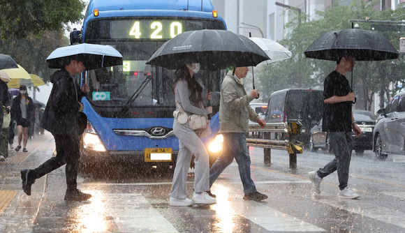 서울 강남역 주변에서 우산을 쓴 시민들이 발걸음을 옮기고 있다. [사진=연합뉴스]