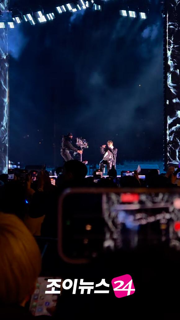 그룹 방탄소년단(BTS) RM이 지난 21일 오후 서울 광화문 광장에서 정규 5집 '아리랑(ARIRANG)' 앨범 발매 기념 컴백 무대를 펼치고 있다. [사진=정지원 기자]