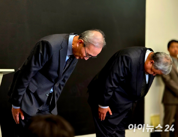 지난 9월11일 서울 광화문 웨스트 사옥에서 열린 기자간담회에서 김영섭 KT 대표가 소액결제 피해 사고에 대해 고개 숙여 사과하고 있다. [사진=안세준 기자]