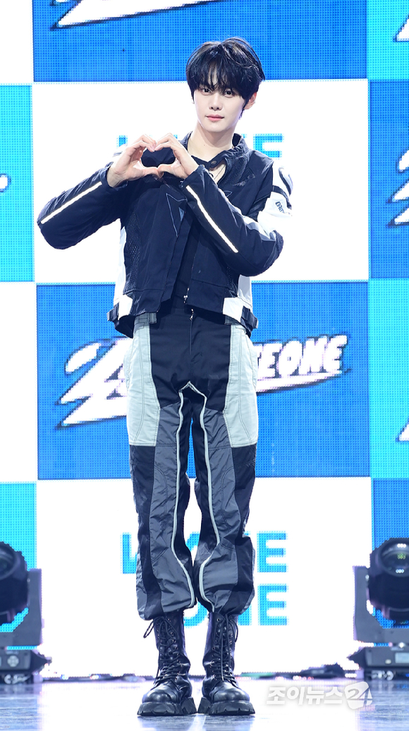 그룹 제로베이스원 김규빈이 1일 오후 서울 용산구 한남 블루스퀘어에서 열린 제로베이스원(ZEROBASEONE) 정규 1집 '네버 세이 네버(NEVER SAY NEVER)' 쇼케이스에 참석하고 있다. [사진=정소희 기자]