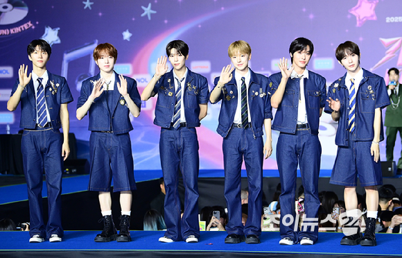 그룹 엔시티 위시(NCT WISH)가 26일 오후 경기도 고양 일산서구 대화동 킨텍스에서 열린 2025 SBS 가요대전 Summer(써머) 블루카펫 행사에 참석하고 있다. [사진=정소희 기자]