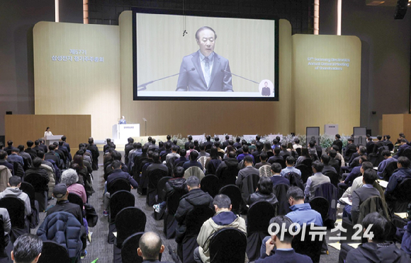 의장을 맡은 전영현 삼성전자 대표이사 부회장 겸 DS부문장이 18일 오전 경기 수원시 수원컨벤션센터에서 열린 제57기 정기 주주총회에서 인사말을 하고 있다. [사진=곽영래 기자]