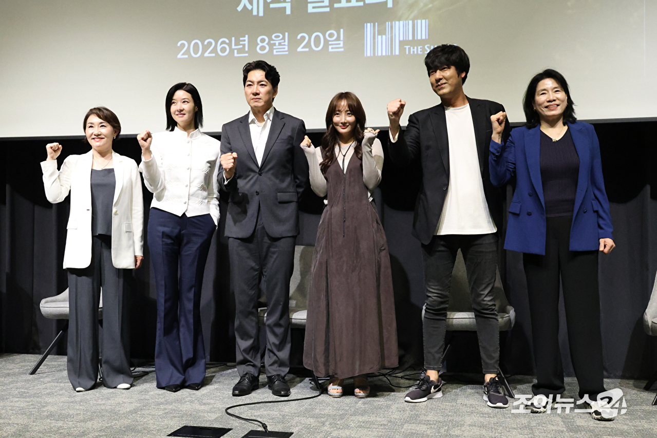 배우 황정원, 송선미, 송일국, 사강, 김주희, 조금희 연출이 20일 오후 서울 강남구 자곡동 더샵갤러리에서 진행된 연극 '욕망이라는 이름의 전차' 제작발표회에 참석해 포즈를 취하고 있다. [사진=문수지 기자]
