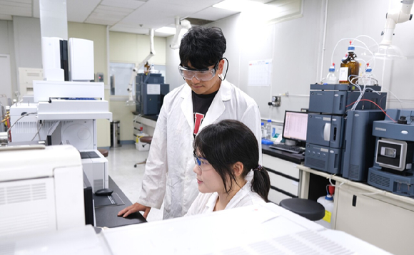연구원들이 애경케미칼 대전연구소에서 제품을 연구하는 모습. [사진=애경케미칼]