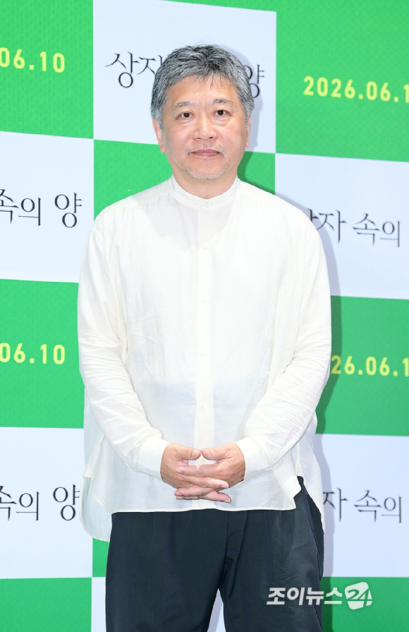 일본 영화감독 고레에다 히로카즈와 배우 쿠와키 리무가 4일 오후 서울 강남구 삼성동 메가박스 코엑스에서 열린 영화 '상자 속의 양'(감독 고레에다 히로카즈) 내한 기자간담회에 참석하고 있다. [사진=정소희 기자]