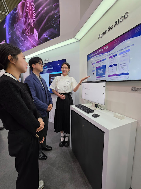 참관객들이 KT 에이전틱 AICC 서비스를 관람하는 모습 [사진=KT]