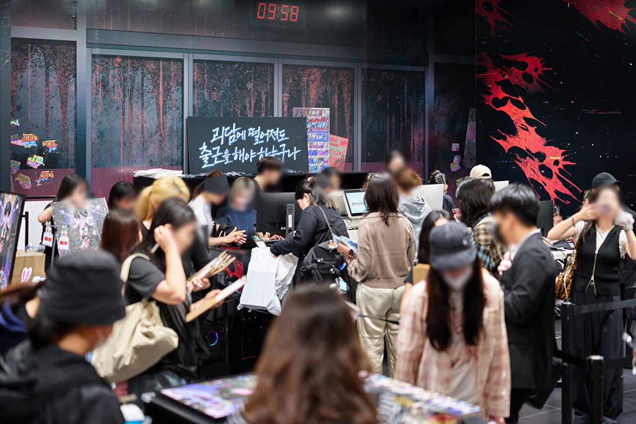 26일 서울 서대문구 현대백화점 신촌점 유플렉스에 마련된 카카오페이지 웹소설 '괴담에 떨어져도 출근을 해야 하는구나(괴담출근)' 팝업스토어에 방문객들이 입장하고 있다. [사진=카카오엔터테인먼트 제공]