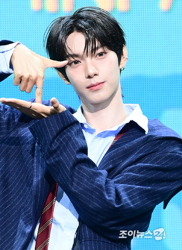 그룹 플레어 유 최립우가 13일 오후 서울 용산구 블루스퀘어에서 열린 데뷔 미니 앨범 '유스 에러'(YOUTH ERROR) 발매 기념 쇼케이스에 참석해 포토타임을 갖고있다. [사진=정소희 기자]
