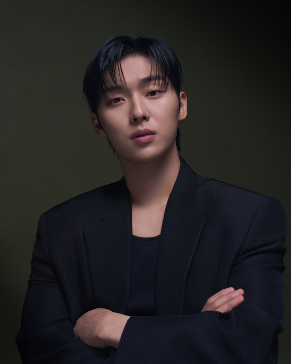 배우 최현욱이 넷플릭스 시리즈 '맨 끝줄 소년' 인터뷰에 앞서 포즈를 취하고 있다. [사진=넷플릭스]